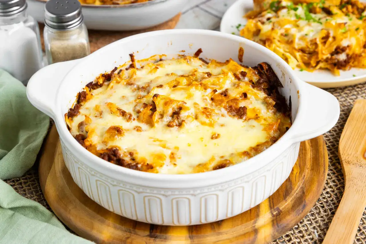 Herzhaftes Schichtkraut-Rezept in Auflaufform, überbacken mit geschmolzenem Käse. Perfekt für ein gemütliches Abendessen.