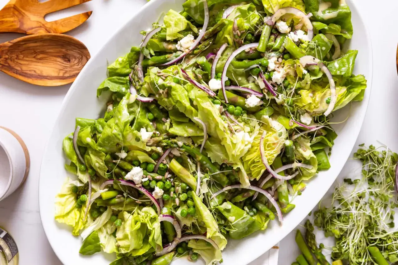Frischer Spargelsalat mit Erbsen, Zwiebeln und Feta. Ein leichtes und gesundes Spargelsalat Rezept für den Frühling.