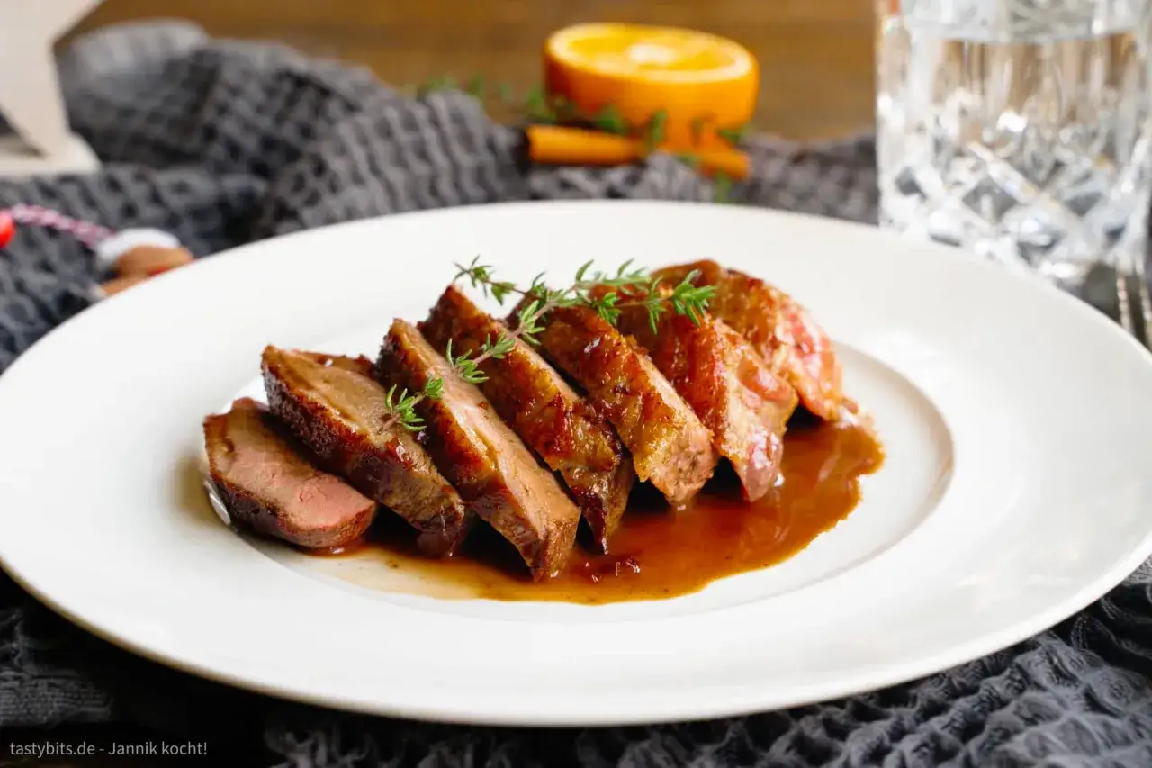Klassisches Entenbrust Rezept: Saftige Entenbrustscheiben in einer köstlichen Sauce, garniert mit frischem Thymian. Ein Fest für die Sinne!