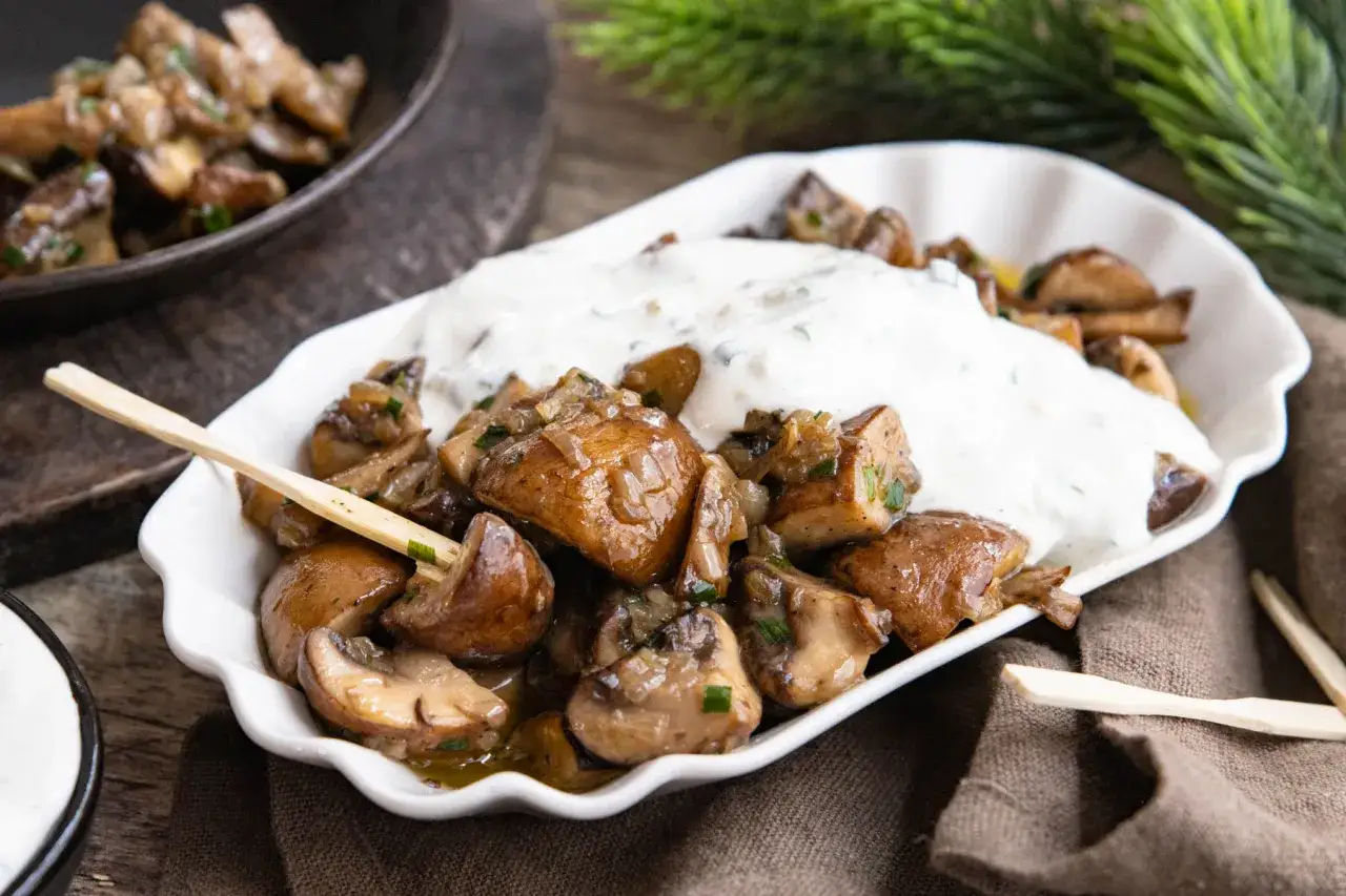 Herzhafte Champignons wie vom Weihnachtsmarkt, serviert mit einem cremigen Dip. Ein Genuss für kalte Tage!