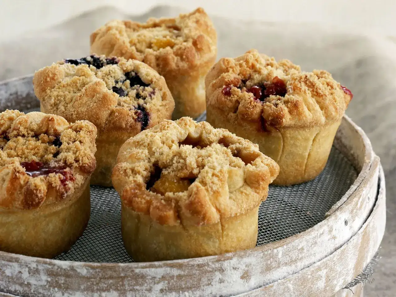 Fünf köstliche Obst-Muffins mit Streuseln, die Lust auf die besten Muffin Rezepte mit Obst machen.