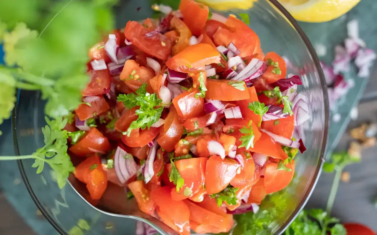 Frischer Tomatensalat mit roten Zwiebeln und Petersilie, ein einfaches tomatensalat rezept.