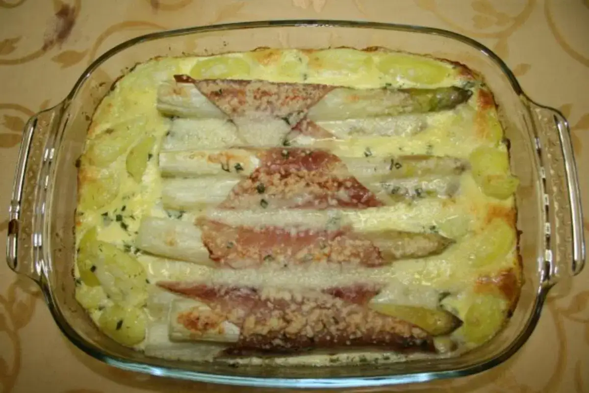 Schales Rezept: Spargelauflauf mit Schinken und Kartoffeln, überbacken mit Käse und einer cremigen Sauce. Ein Genuss!