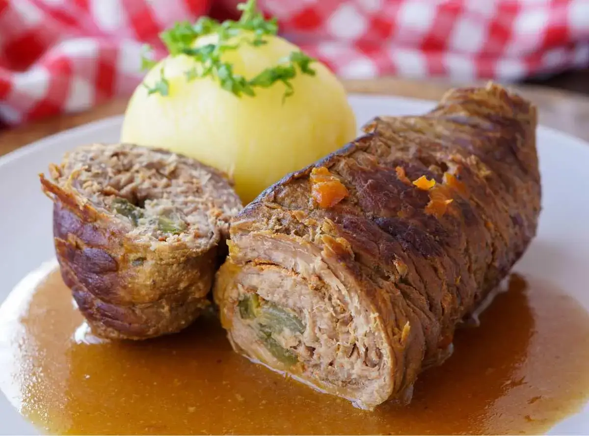 Herzhaftes Rouladen Rezept mit Kartoffelklößen und Soße. Ein Klassiker der deutschen Küche, der zum Genießen einlädt.