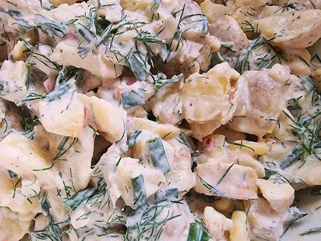 Cremiger Kartoffelsalat mit Schmand, verfeinert mit frischem Dill und Schnittlauch. Ein Klassiker, der immer schmeckt.
