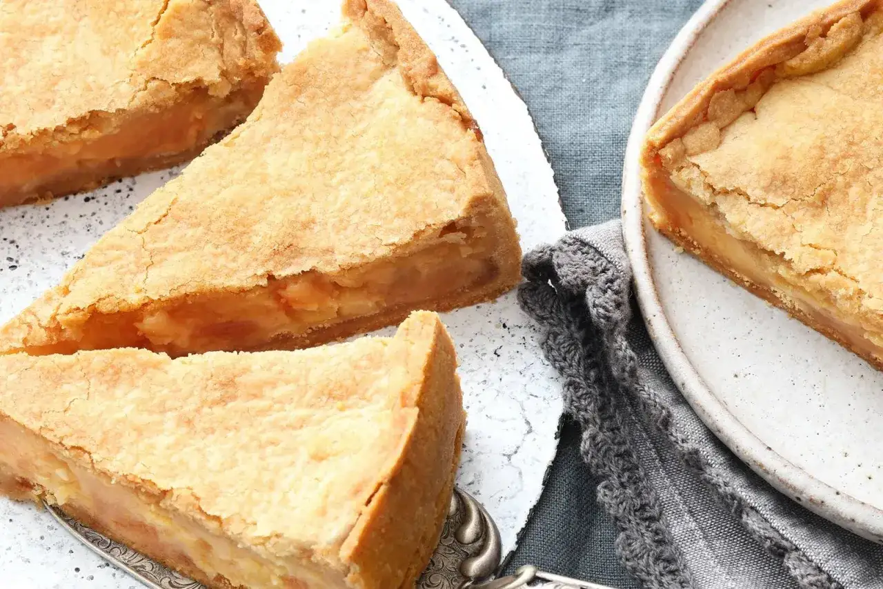 Saftiger gedeckter Apfelkuchen mit goldbraunem Teig und einer Füllung aus weichen Äpfeln. Ein Genuss für jeden Anlass.