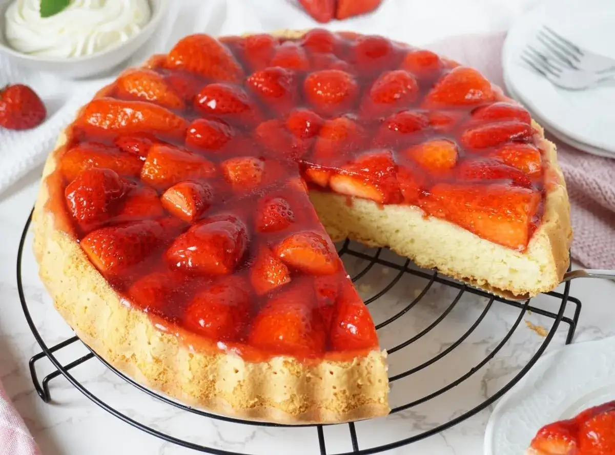 Saftiger Erdbeerkuchen mit fertigboden, bedeckt mit glänzenden Erdbeeren und Tortenguss. Ein Klassiker, der immer schmeckt!