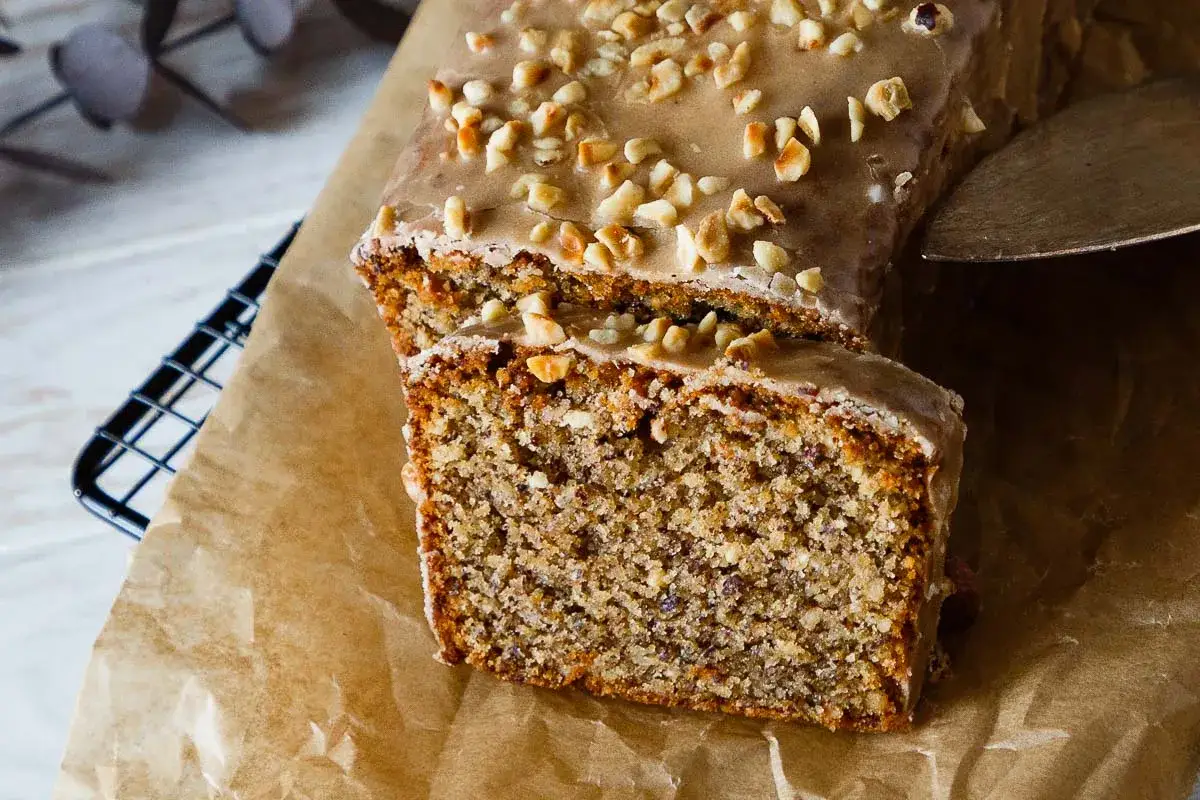 Ein saftiger Nusskuchen, perfekt für das nächste Kaffeekränzchen. Dieses Nusskuchen Rezept ist einfach und gelingt immer.