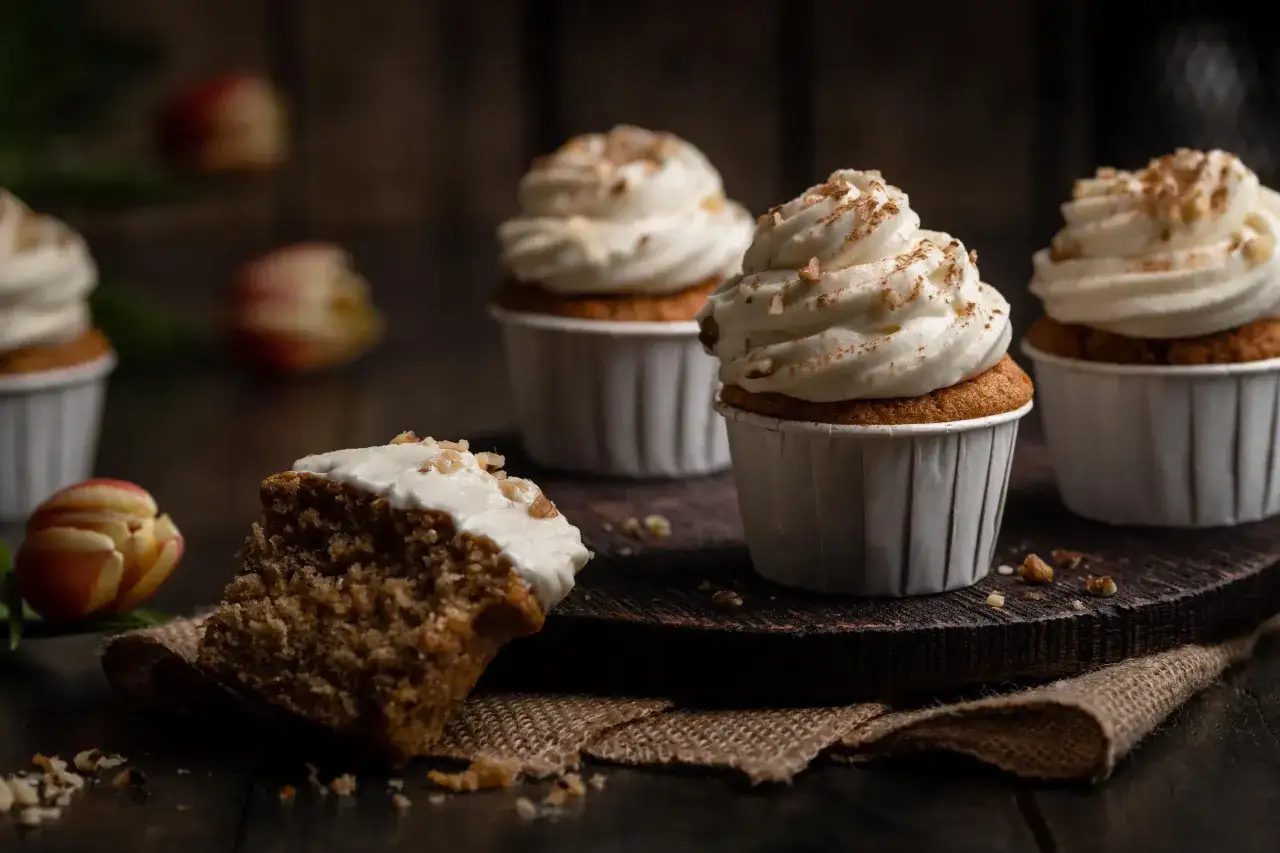 Saftige Karottenmuffins mit cremigem Topping und Nüssen, ein köstliches Rezept für jeden Anlass.