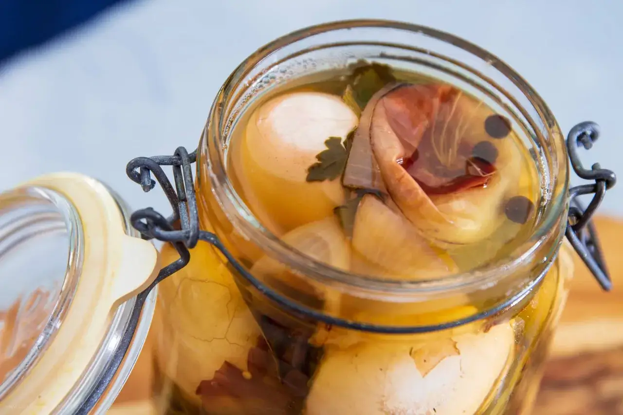 Soleier im Glas, ein schnelles Rezept für eingelegte Eier mit Zwiebeln und Gewürzen. Perfekt für den kleinen Hunger!