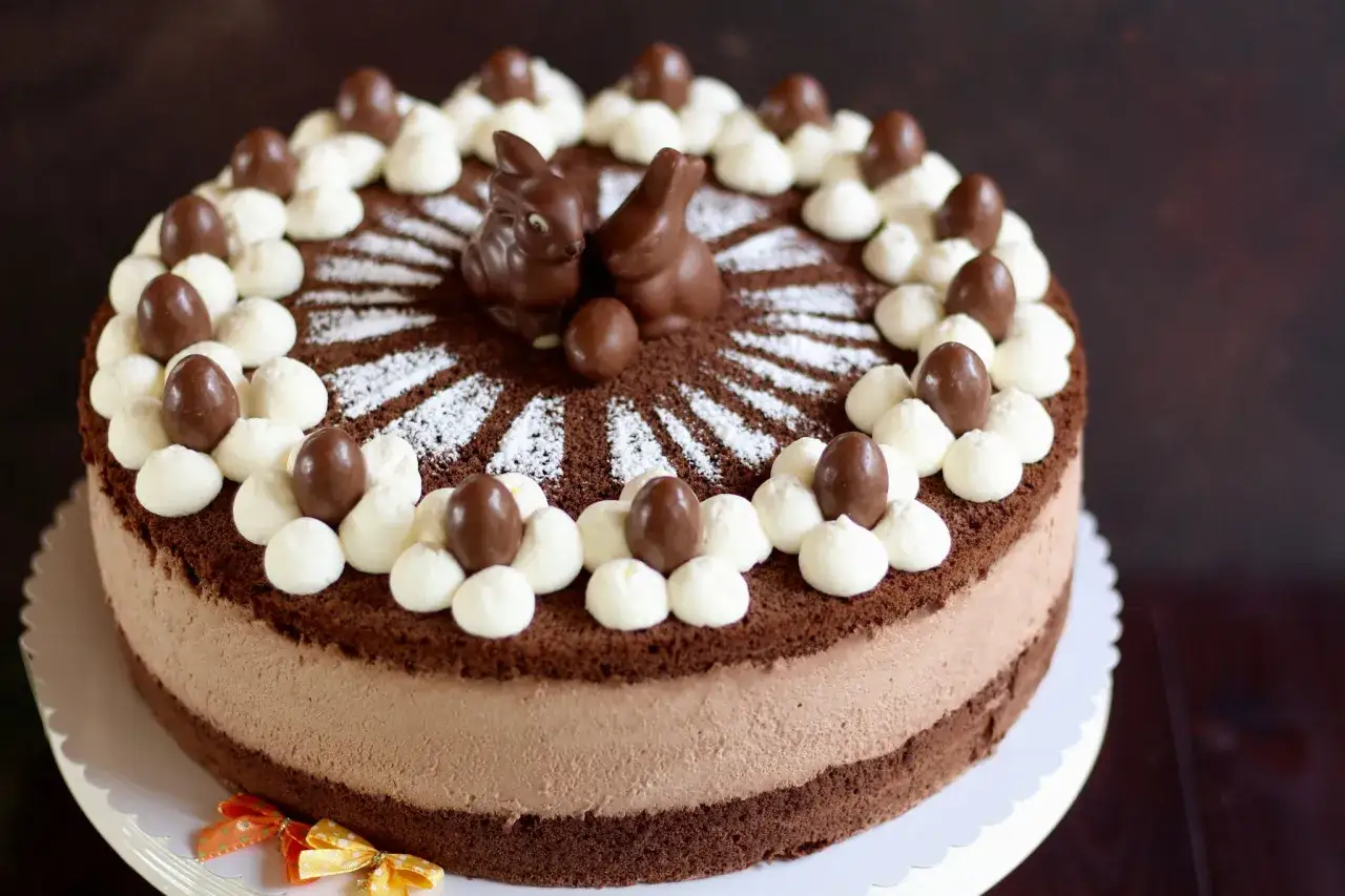 Schokoladige Ostertorte mit zwei süßen Hasen und Pralinen. Eine ostertorte schnell und einfach gemacht, perfekt für den Osterbrunch.