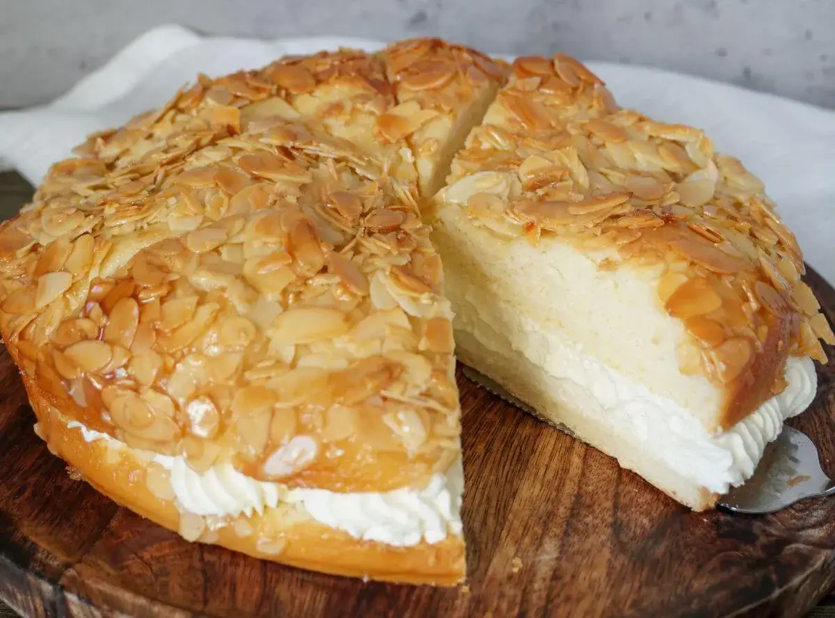 Ein köstlicher Bienenstich Kuchen mit Mandeln und Sahne. Dieses Rezept ist ein Klassiker!