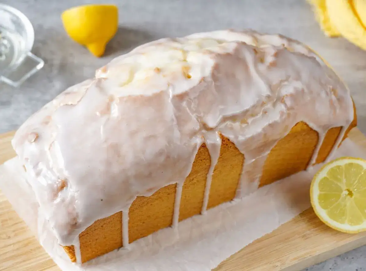 Ein saftiger Zitronenkuchen mit Zuckerguss, perfekt für jedes zitronenkuchen rezept. Mit frischen Zitronenscheiben dekoriert.