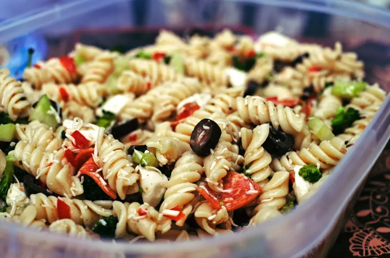 Bunter Nudelsalat mit Oliven, Paprika und Brokkoli, perfekt als Beilage zu salate zum grillen.
