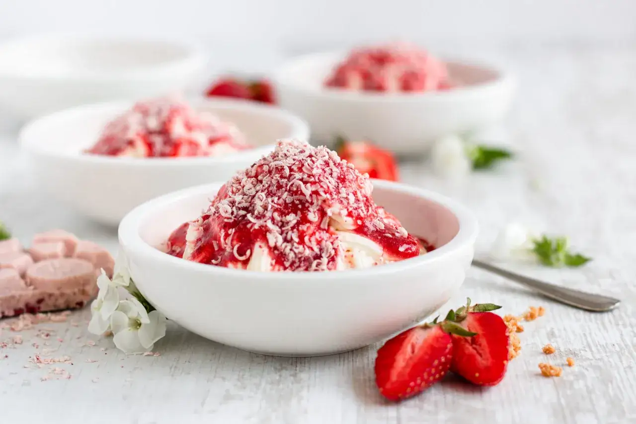 Eis mit Erdbeersauce und Kokosraspeln, dazu frische Erdbeeren. Ein einfaches erdbeersauce rezept für den Sommer.