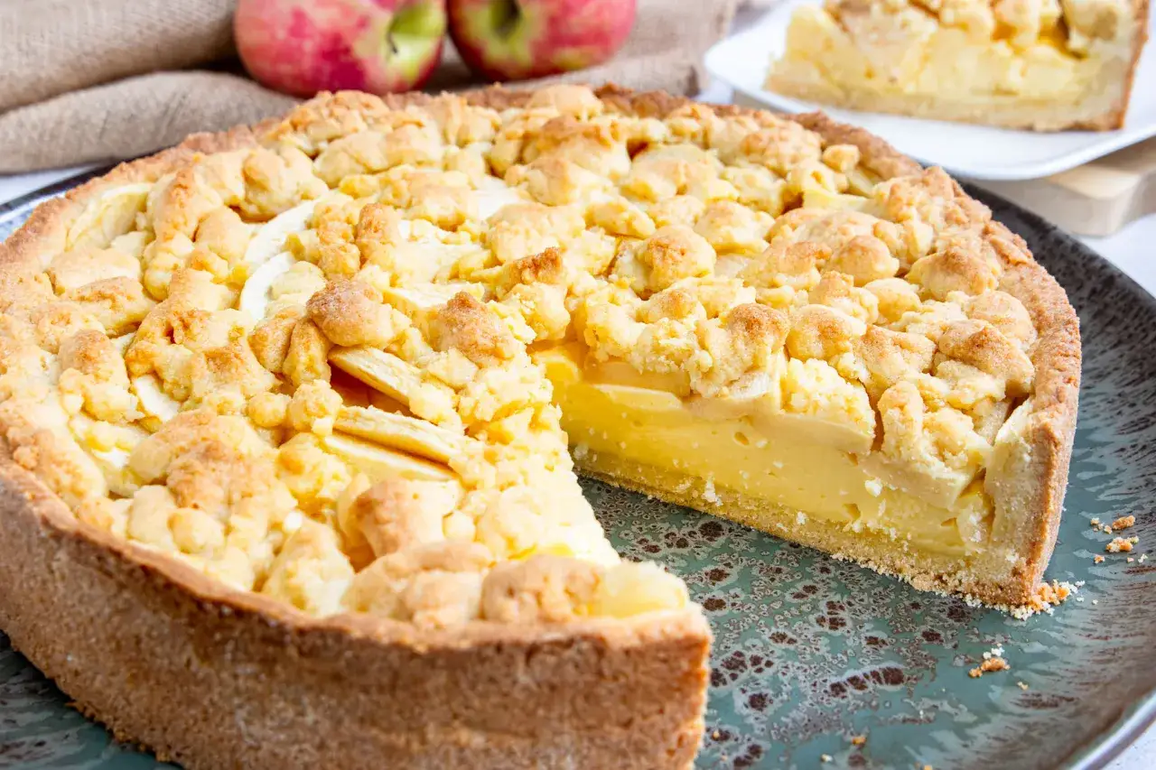 Omas weltbester Apfelkuchen mit Vanillepudding, ein saftiger Genuss mit knuspriger Streuselhaube und cremigem Kern.