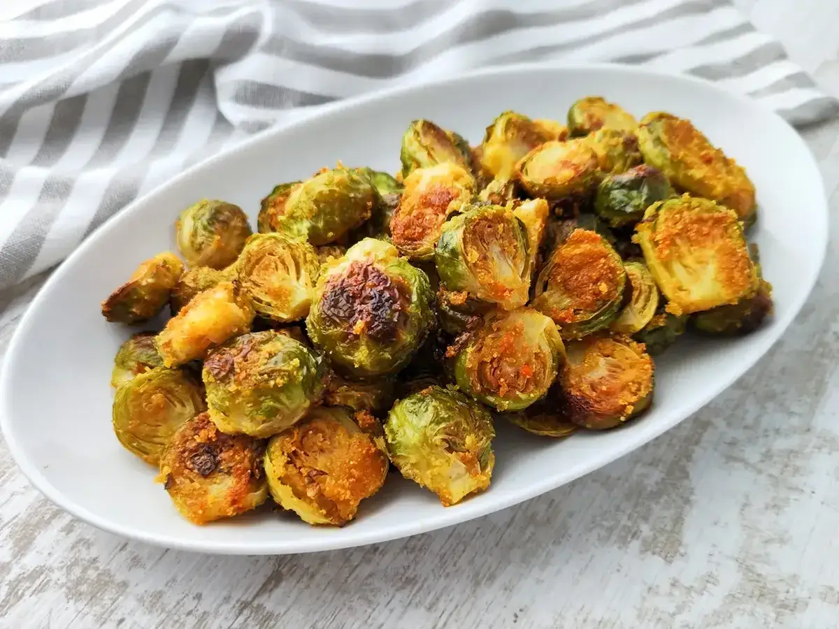 Gerösteter Rosenkohl, perfekt zubereitet aus gefrorenen Rosenkohlröschen. Knusprig und lecker!
