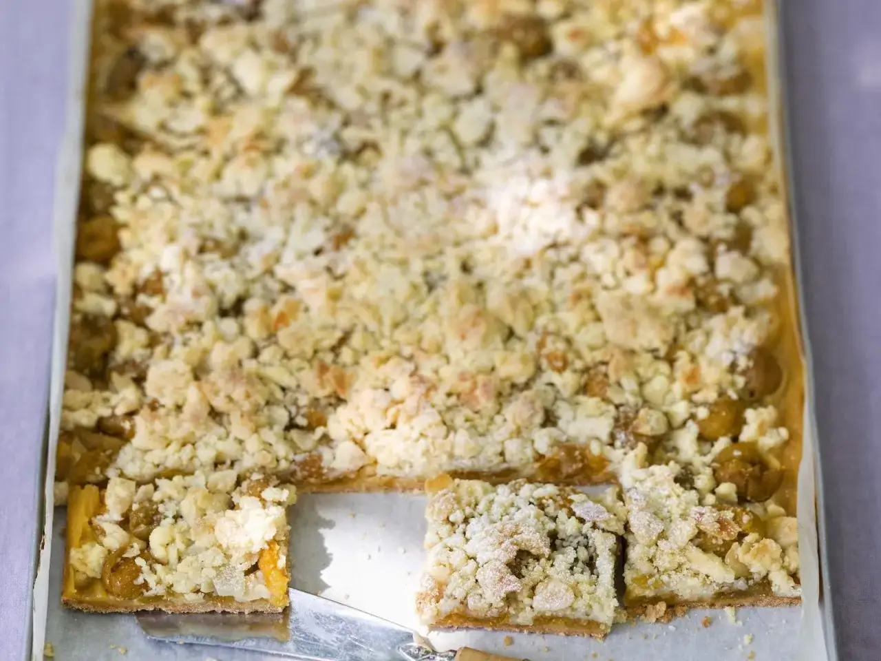 Ein frisch gebackener Mirabellenkuchen mit Streuseln, wie ihn die Landfrauen lieben. Perfekt für den Kaffeetisch.