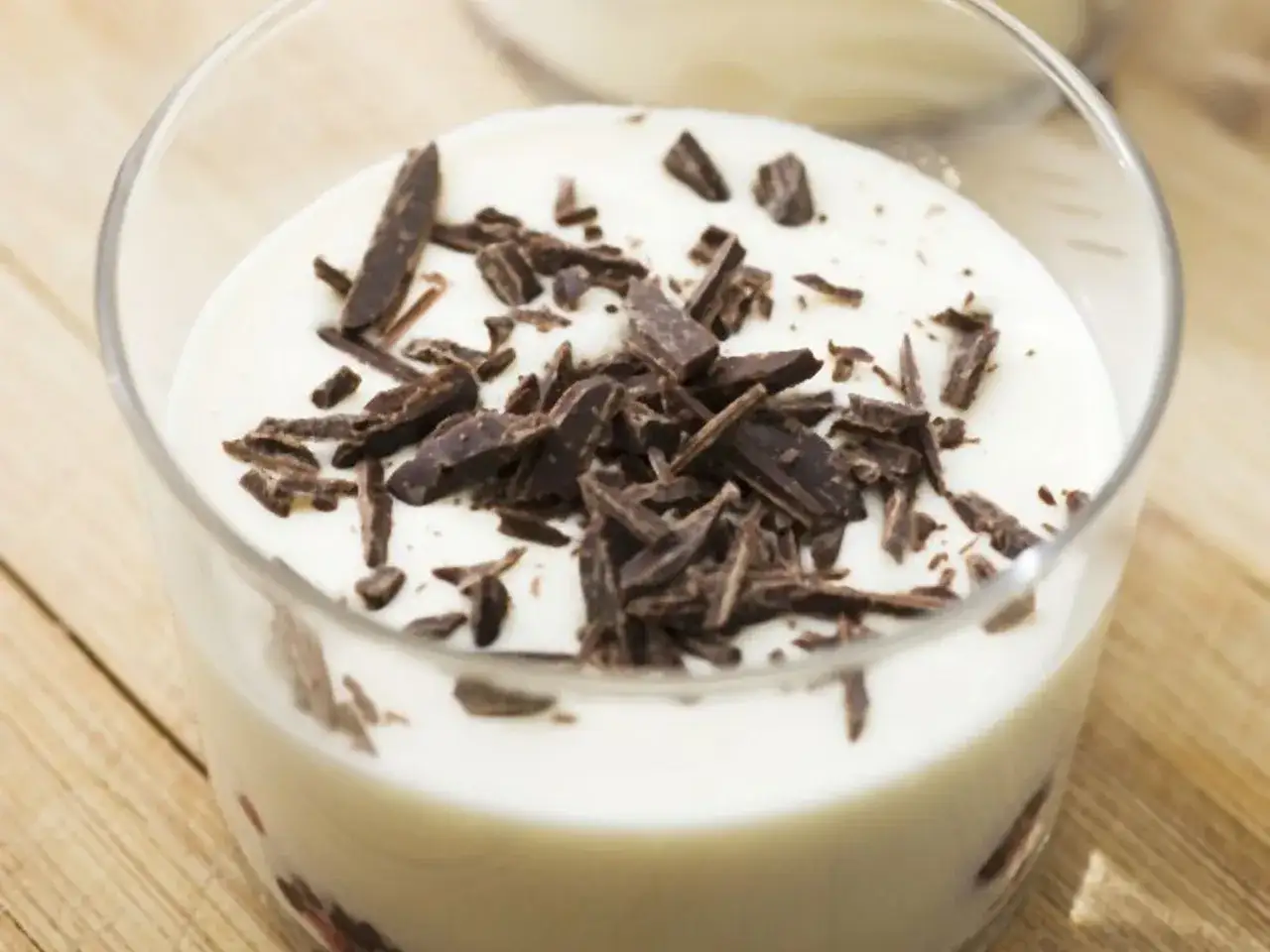 Cremiges Dessert im Glas, garniert mit dunklen Schokost&uuml;ckchen. Ein einfaches Herrencreme Rezept f&uuml;r Genie&szlig;er.