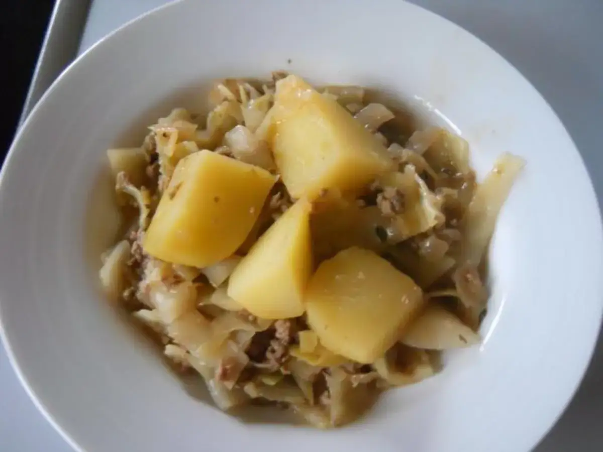Schmorkohl-Rezept: deftiger Eintopf mit Kartoffeln und Hackfleisch in einer weißen Schüssel.