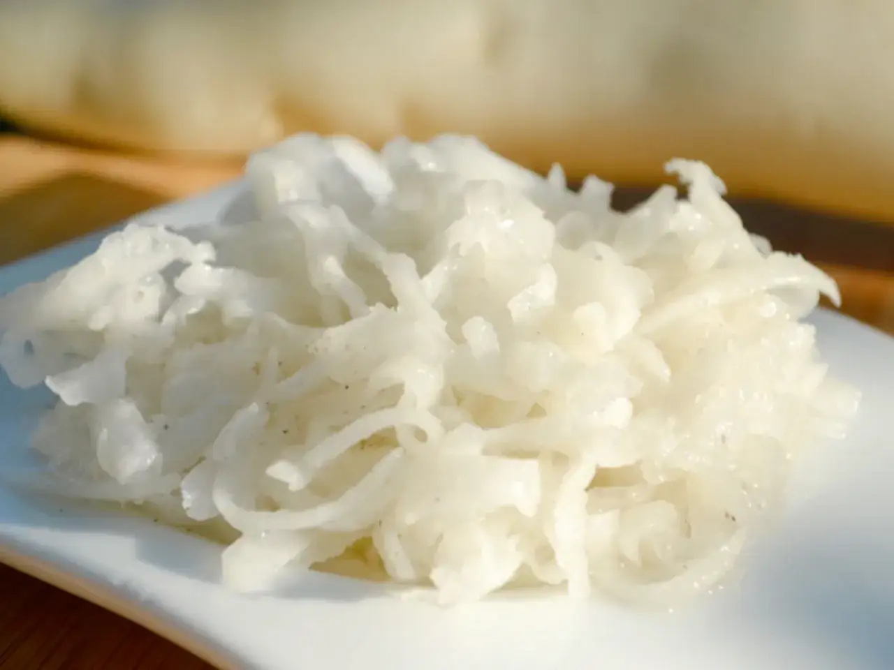 Ein Berg aus frisch geriebenem Rettich, bereit für ein köstliches Rettichsalat Rezept.