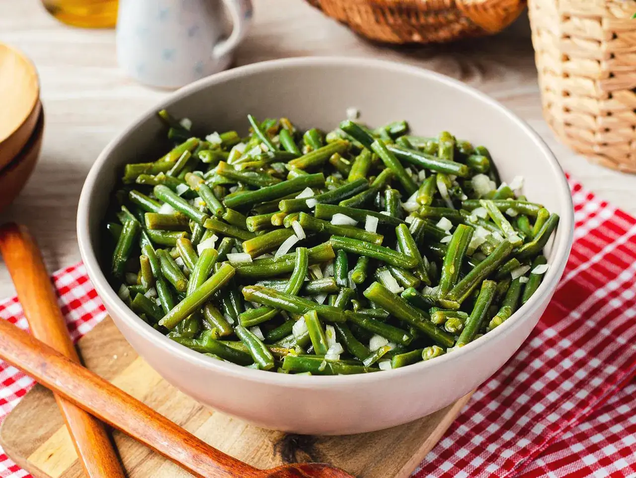 Schmackhafter Bohnensalat mit Zwiebeln, perfekt f&uuml;r ein leichtes Mittagessen. Ein einfaches Bohnensalat Rezept.
