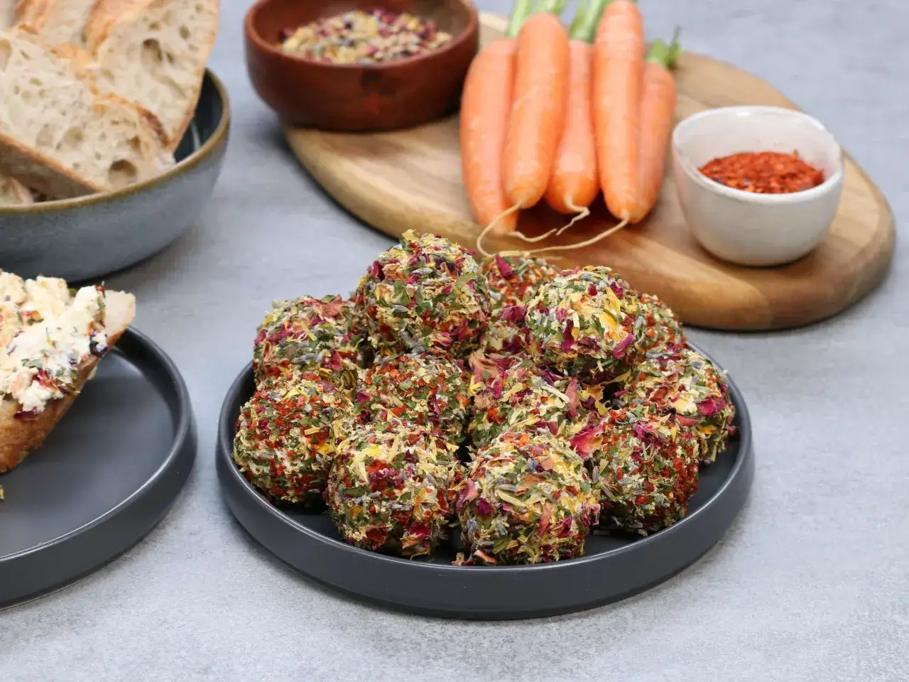 Käsebällchen mit Kräutern und Rosenblättern, dazu frische Karotten und Brot. Perfekt für leckere Karotten Rezepte!