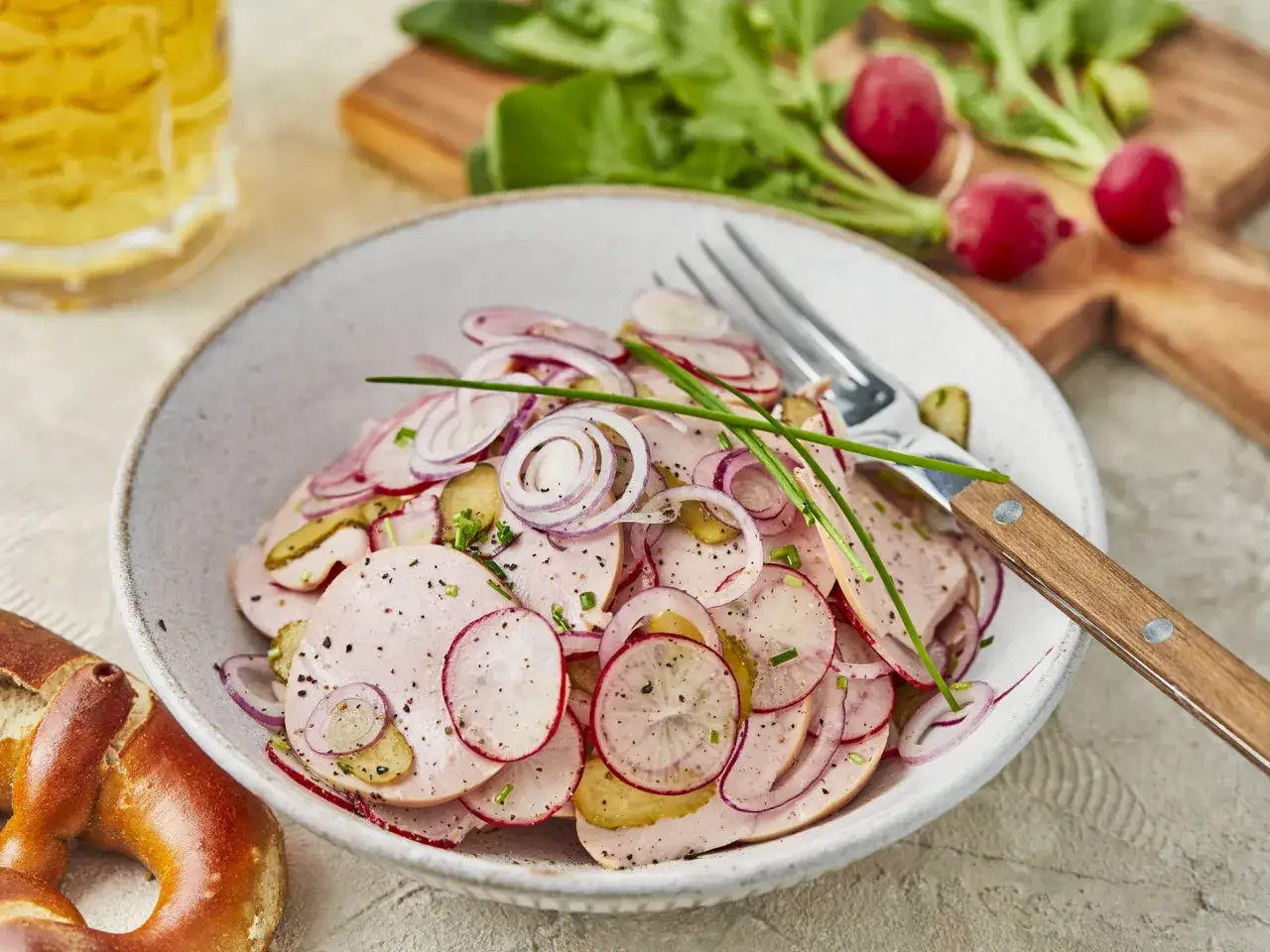 Ein köstlicher Wurstsalat, perfekt für ein schnelles Mittagessen. Mit Radieschen, Zwiebeln und Gewürzgurken.