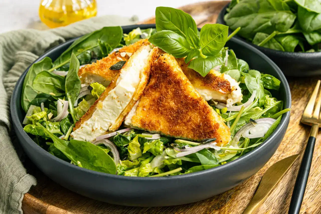 Herzhafter Spinatsalat mit knusprig paniertem K&auml;se, ein tolles Spinatsalat Rezept f&uuml;r Genie&szlig;er.
