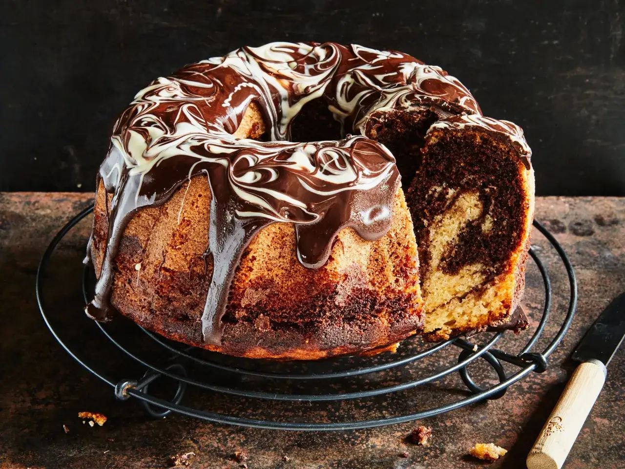 Ein köstlicher Marmorkuchen mit Schokoladenglasur, perfekt für jedes Marmorkuchen Rezept.