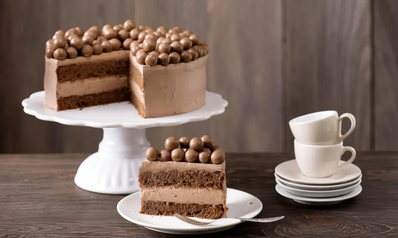 Schokoladentraum: Ein Stück von diesem schokosahne rezept Kuchen mit Schokokugeln und Kaffee.