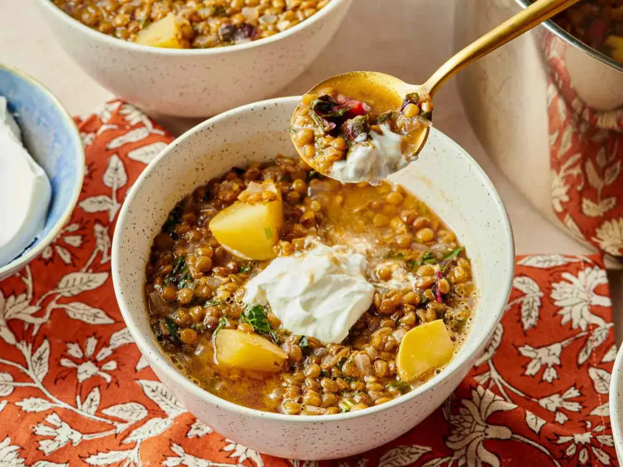 Herzhafte Linsen-Suppe mit Kartoffeln und einem Klecks Joghurt. Ein köstliches Gericht, das perfekt zu unseren Linsen Rezepten passt.
