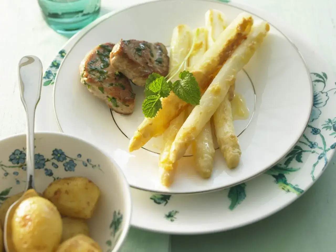 Zarte Medaillons mit Spargel und Kräutern. Ein leichtes Gericht, das sich gut für Zitronenmelisse Rezepte eignet.