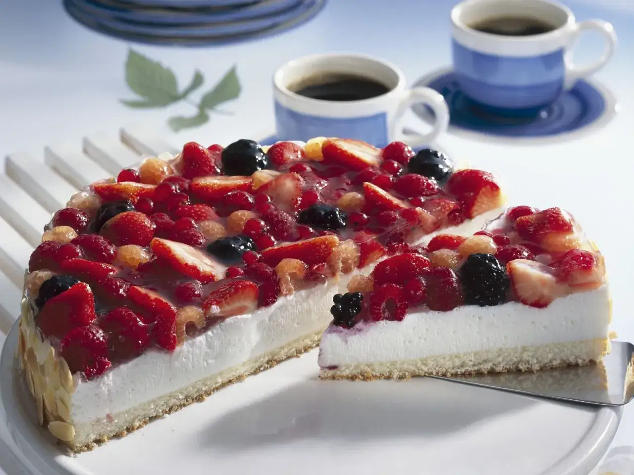 Fruchtiger Kuchen mit Magerquark-Creme, Beeren und Erdbeeren. Perfekt für leichte Magerquark Rezepte.