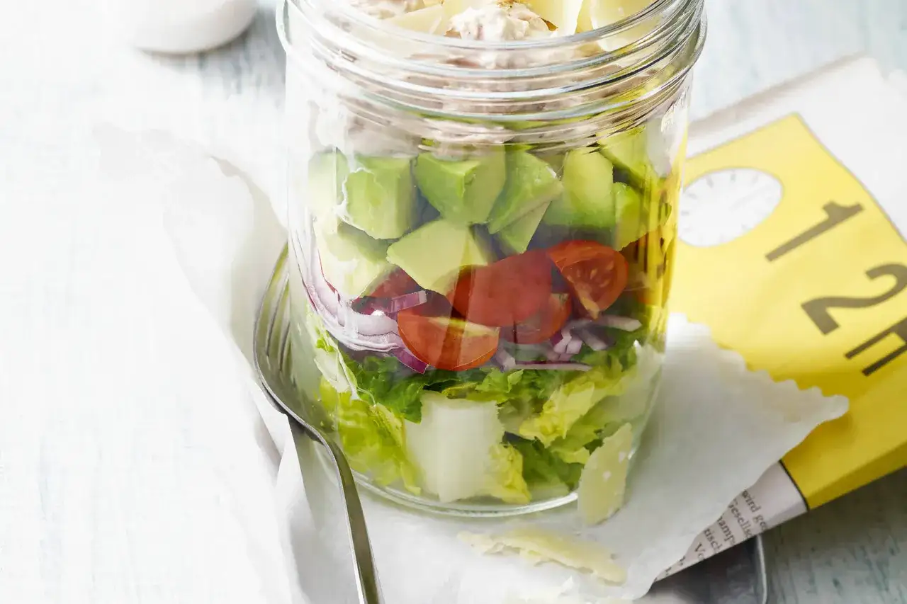 Schichtsalat im Glas: knackiger Salat, Tomaten, Avocado, Zwiebeln und K&auml;se. Ein tolles schichtsalat rezept f&uuml;r unterwegs.