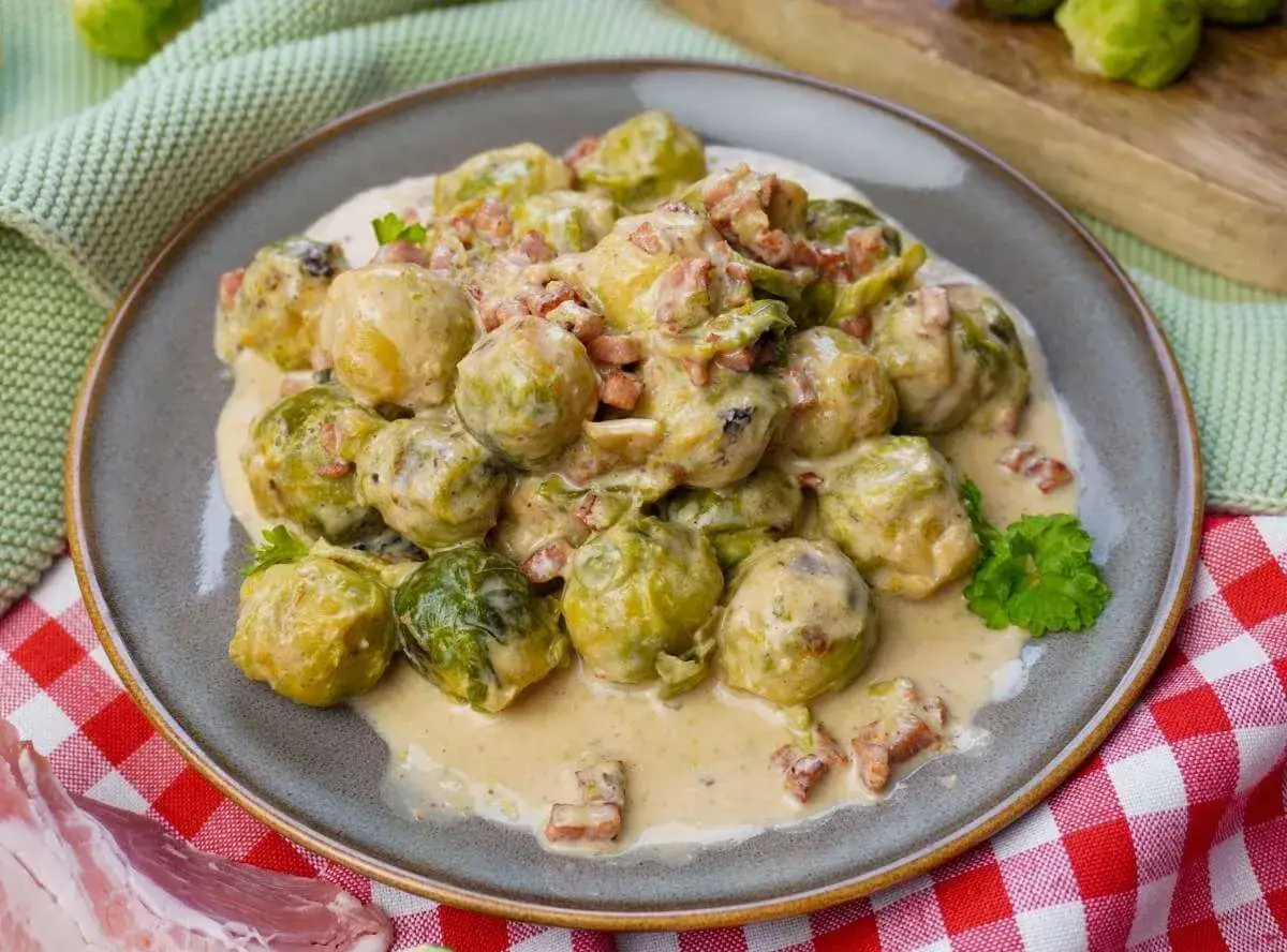 Rosenkohl zubereiten wie Oma: zarte Röschen in cremiger Sauce mit Speck, ein Genuss wie früher.