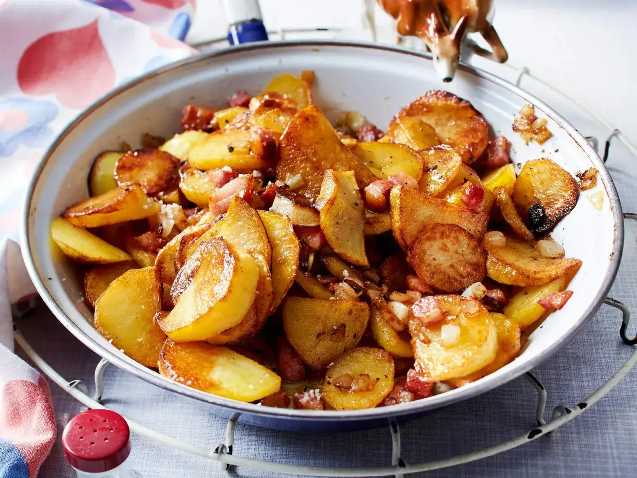 Goldbraune Bratkartoffeln mit Speck und Zwiebeln, ein köstliches Bratkartoffeln Rezept, serviert in einer Pfanne.
