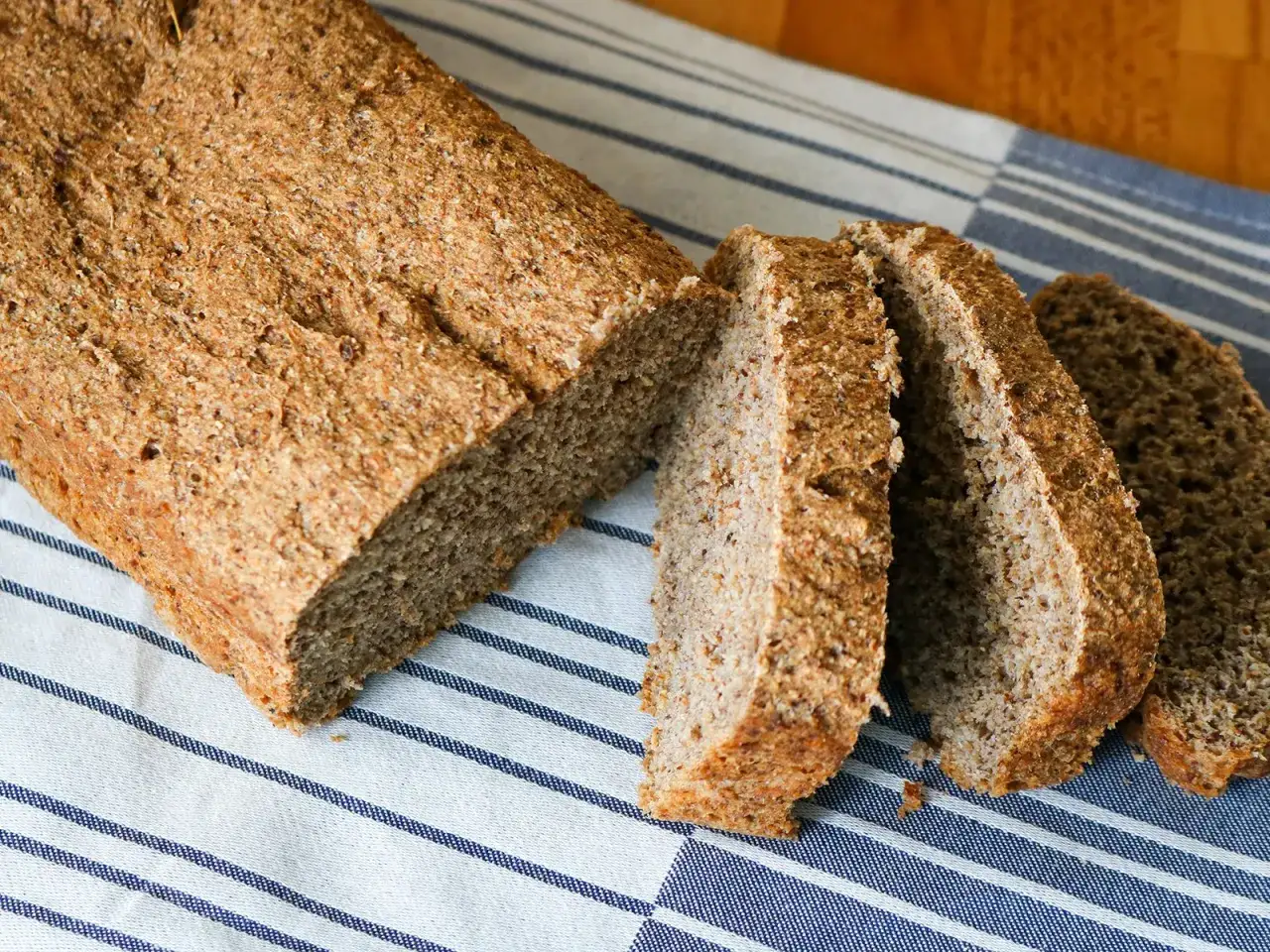 Frisch gebackenes Vollkornbrot, perfekt f&uuml;r Ihr n&auml;chstes vollkornbrot rezept. Die Scheiben sind saftig und laden zum Genuss ein.