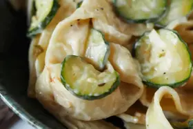 Cremige Pasta mit Zucchinischeiben, ein köstliches Gericht, das zeigt, wie vielseitig Zucchini Rezepte sein können.