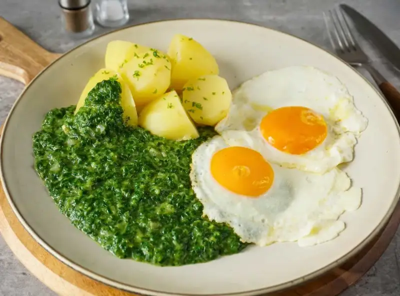 Herzhaftes Spinat-Rezept mit Salzkartoffeln und zwei Spiegeleiern. Ein Klassiker, der immer schmeckt!