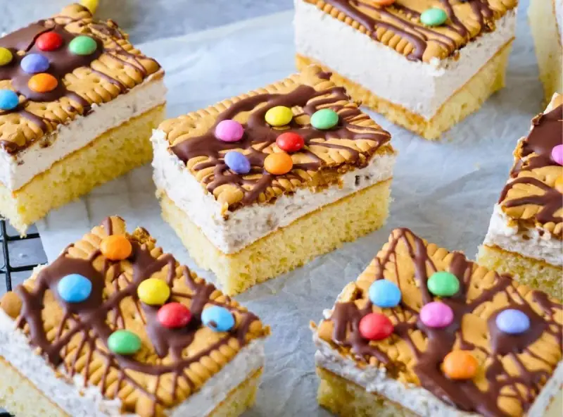 Bunte Geburtstagskuchen für Kinder, dekoriert mit Keksen, Schokolade und bunten Smarties. Ein süßer Traum für jede Party!